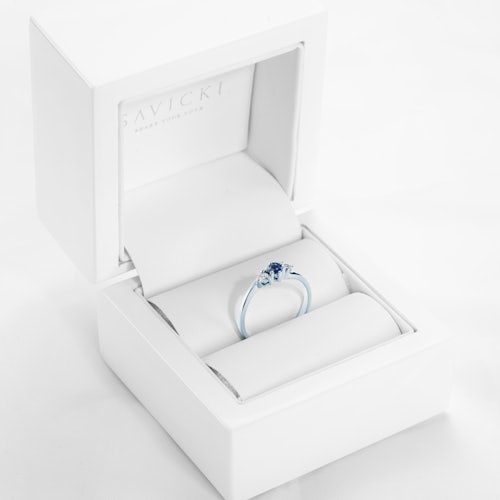 Pierścionek Heart of the Ocean: białe złoto, niebieski szafir